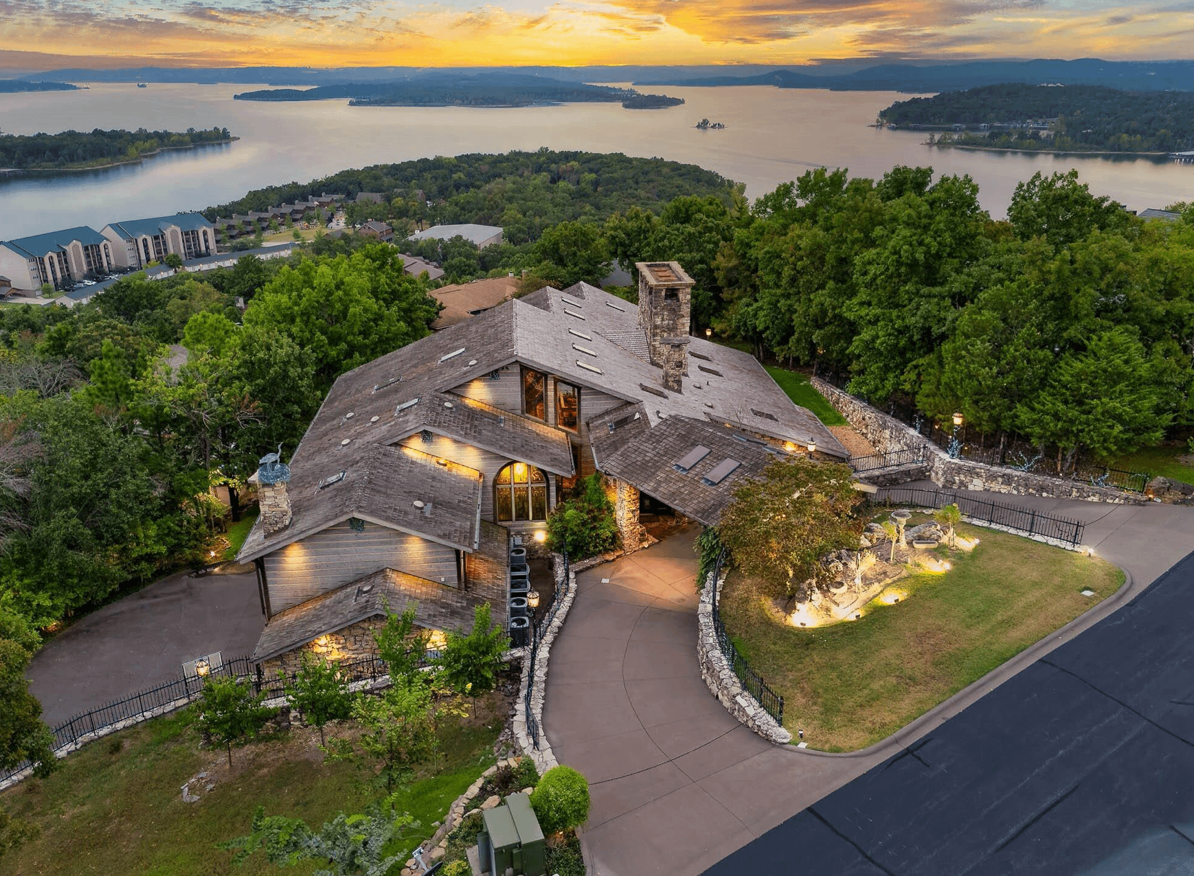 Missouri Home Comes With Indoor And Outdoor Pools (PHOTOS)